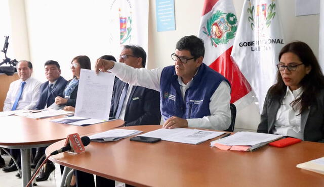 Camacho dijo que los nombrados o contratados con títulos falsos han sido destituidos. Foto: Gobierno Regional de La Libertad