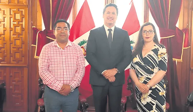 2019. Daniel Salaverry, entonces titular del Congreso, se reunió con Alberto Oliva y Rosa Bartra el día previo al debate de la ley. Foto: difusión