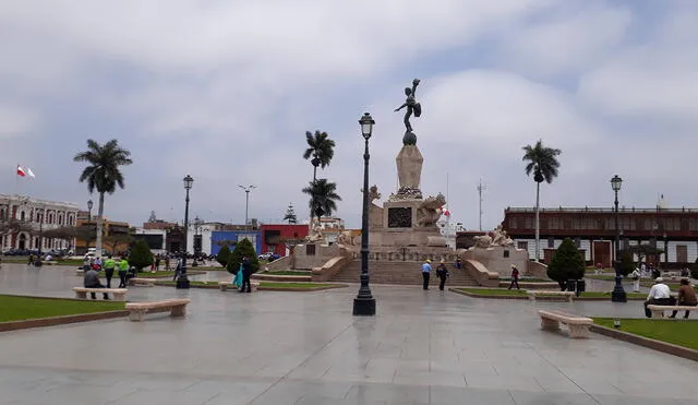 En la plaza hay esculturas que conmemoran a los próceres de la independencia. Foto: Sergio Verde/La Republica