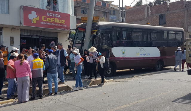 Trágico. Unidad del SIT terminó estrellada en poste en el distrito de Paucarpata. Foto: La República