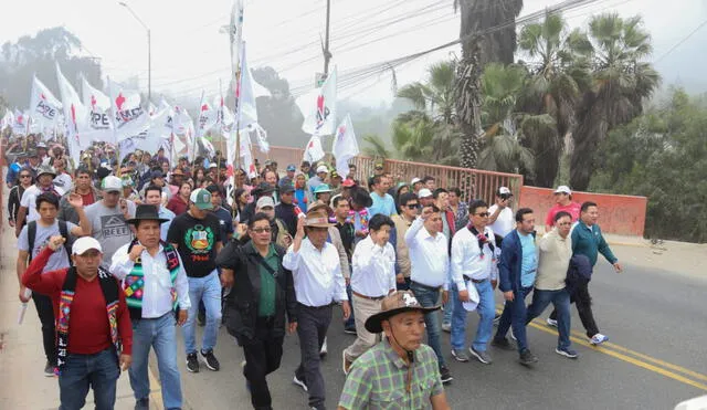 Dennys Cuba, presiente de la AMPE, lidera la marcha por el FONCOMUN