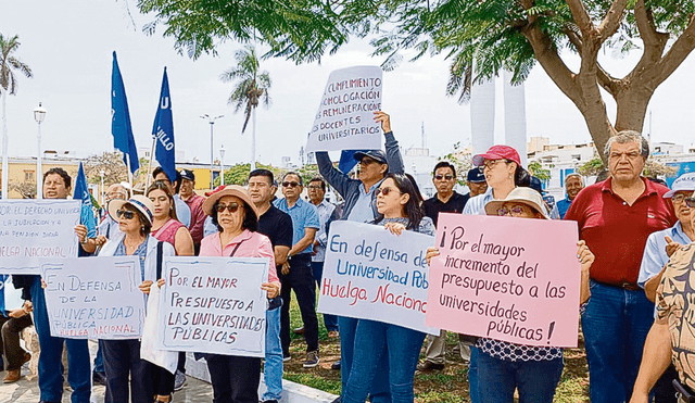 Medida. Docentes llevan más de un mes en huelga. Piden incremento salarial y presupuesto. Foto: Yolanda Goicochea/La República