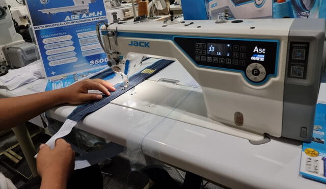 En Gamarra, los pequeños empresarios textiles han empezado a usar las máquinas de coser con la inteligencia artificial. Foto: Bella Alvites/Urpi/LR