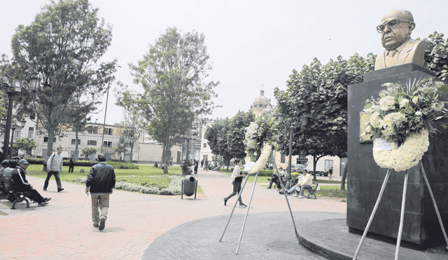 Presente. Este espacio público seguirá llamándose parque de la Cultura y el busto de Luis Alberto Sánchez continuará erguido frente a su alma mater, la UNMSM. Foto: John Reyes / La República