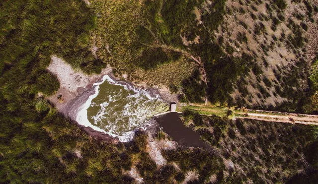 Una foto aérea tomada por el periodista Roberth Orihuela confi rma cómo los desagues son descargados al río Coata. Foto: cortesía