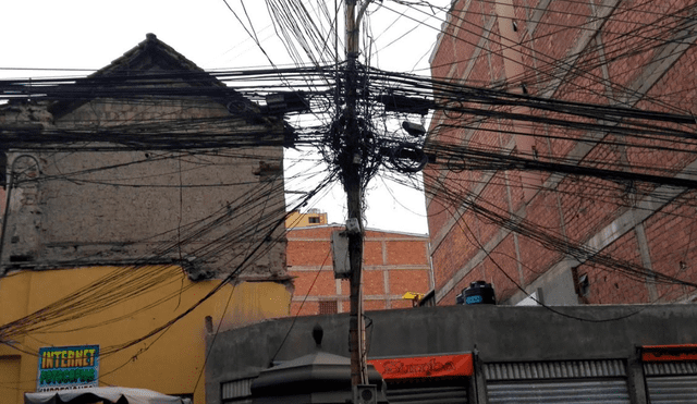 ¿Quién regula esta acción? Gran cantidad de cables en las calles de Lima podría generar graves problemas en la integridad de la ciudadanía. Foto: difusión