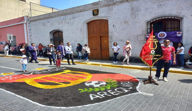 El FBC Melgar le rindió homenaje al Señor de los Milagros con una tradicional alfombra con el escudo rojinegro. Foto: La República