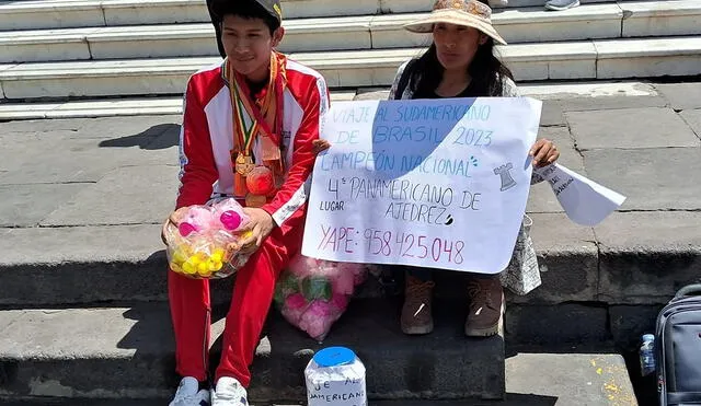 Leonardo y su madre ofrecen los patitos por la plaza de armas de Armas. Foto y video: Edgarg Ranilla/Facebook