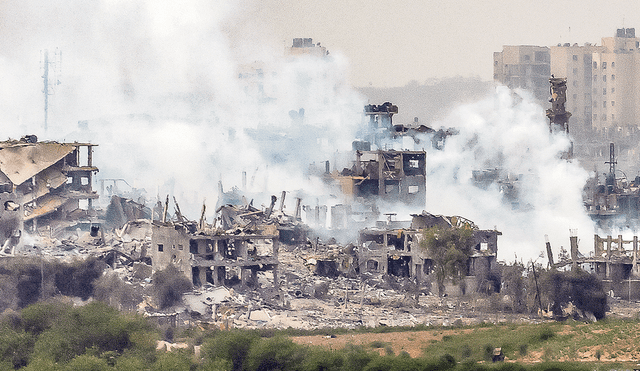 Tierra arrasada. Los bombardeos israelíes se intensificaron en la zona urbana de Gaza, donde la destrucción se asemeja a la causada por un terremoto. Hay enfrentamientos entre los escombros. Foto: EFE