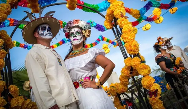 Durante el Día de los Muertos en México, se elaboran flores y carteles coloridos para representar la fragilidad de la vida y rendir un homenaje a los difuntos. Foto: National Geographic