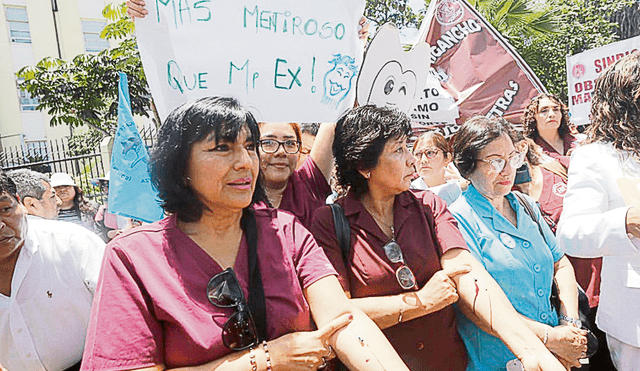 Plantón. Gremios protestaron en los exteriores del Minsa. Foto: Felix Contreras / La República