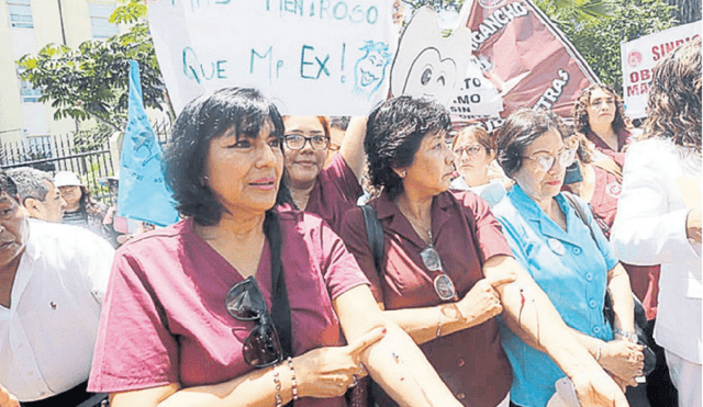 Gremios protestaron en los exteriores del Minsa. Exigen incremento real de sus remuneraciones. Foto: La República