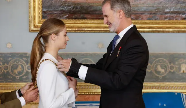 l rey Felipe impone el Collar de la Orden de Carlos III a su hija, la princesa Leonor. Foto: EFE