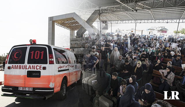 Cientos de personas esperan cruzar la frontera Rafah y huir de los ataques entre Hamás e Israel. Foto: composición LR/EFE