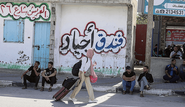 Paso fronterizo. Decenas de palestinos (solo con doble nacionalidad) lograron cruzar la frontera en Rafah rumbo a Egipto. Foto: EFE