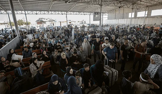 Desplazados. Cientos de familias palestinas llegaron al paso fronterizo de Rafah para intentar migrar a Egipto, huyendo de la ofensiva del ejército israelí en Gaza. Foto: EFE