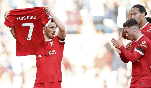 Solidario. Diogo Jota, de Liverpool, celebra su gol de ayer sosteniendo la camiseta del compañero Luis Díaz. Foto: difusión