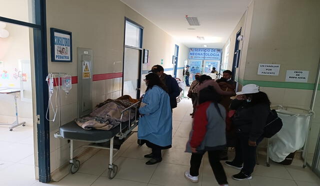 Los heridos fueron trasladados al hospital Carlos Monge y son atendidos en pasillo de nosocomio. Foto: La República