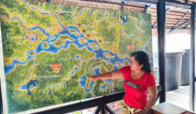 Mary Celis, del hotel El Cauchero de Iquitos, ante el mapa del descomunal río Amazonas en la frontera tripartita. Foto: Marco Zileri/La República