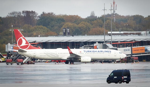 El tráfico aéreo del aeropuerto de Hamburgo se suspendió mientras la Policía negociaba con el hombre. Foto: EFE