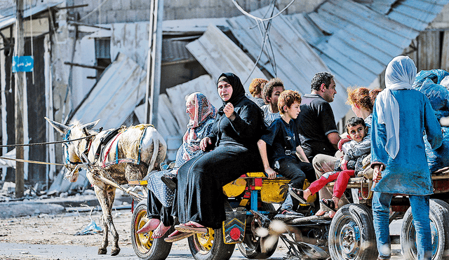 El dato. Se cuentan por miles las familias palestinas que se trasladan a pie o en cualquier vehículo hacia el sur de la Franja de Gaza huyendo de la guerra. Foto: EFE