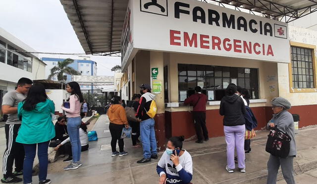 Decenas de personas, con limitaciones de recursos económicos, llegan al área de Farmacia. Foto: Carlos Vásquez/La República