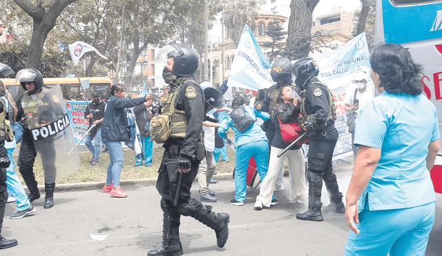 Protesta. Gremios llevan nueve días realizando plantones. Ayer fueron recibidos a bombazos. Foto: difusión