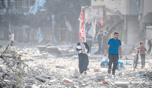 Tierra arrasada. Los escasos vecinos que permanecen en Gaza abandonan su vivienda tras los bombardeos que han destruido gran parte de la ciudad. Foto: EFE