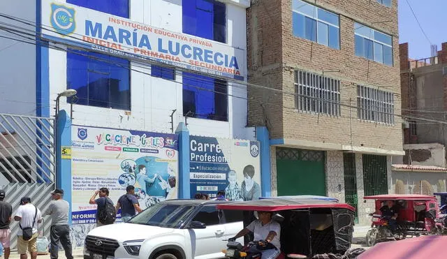 Los padres de familia se reunieron de emergencia con el director del colegio María Lucrecia. Foto: Emmanuel Moreno - Video: Emmanuel Moreno