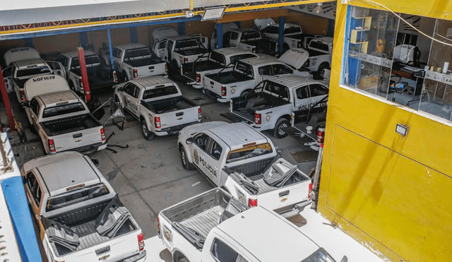 Policía Antocorrupción llegó a taller de empresa para corroborar denuncia. En taller hay 17 camionetas con logos de GRA y de PNP. Foto: Rodrigo Talavera/LR
