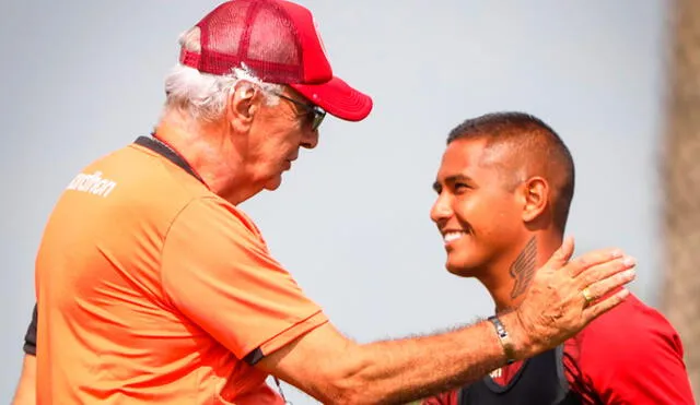 El entrenador Jorge Fossati saludando a Roberto Siucho cuando se integró al equipo. Foto: Universitario/’X’