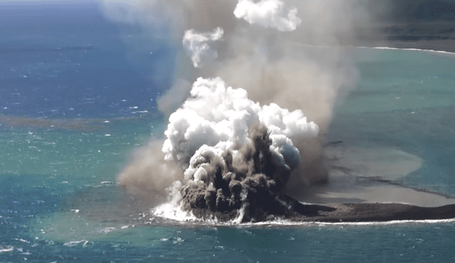 El volcán inició su actividad de erupción el 21 de octubre. Foto: captura de 朝日新聞デジタル