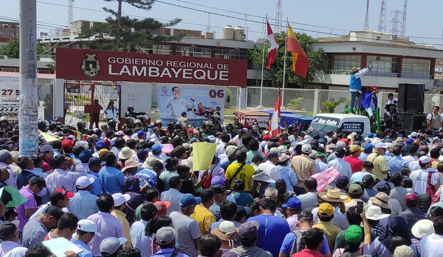 Cientos de agricultores se movilizaron por la avenida Juan Tomis y Salaverry hasta llegar a la sede del GORE Lambayeque. Foto: La República