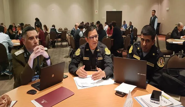 En reunión, policias y carabineros, evaluaron problema de migrantes. Foto: La República