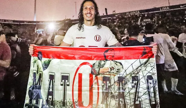 Williams Riveros posó con una pancarta que recordaba el 'Matutazo' del 99'. Foto: Universitario