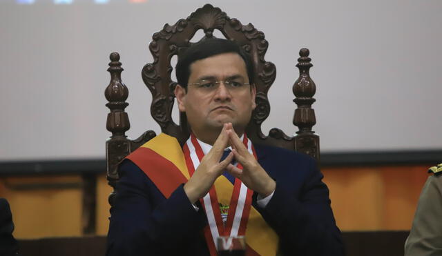 Jorge Pérez es emplazada por representantes de Adoscil por presupuesto.