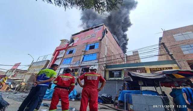 Bomberos se hicieron presentes en emergencia: con sacrifi cio venían reduciendo los amagos del fuego. Foto: La República