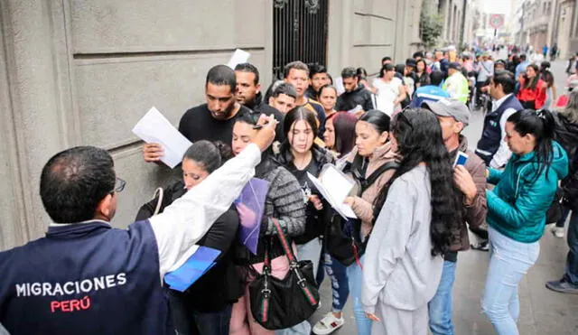 Ciudadanos extranjeros hacen largas colas en exteriores de la sede de Migraciones. Foto: La República/John Reyes Mejía