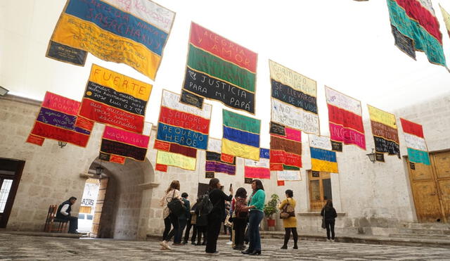 Familias bordaron frases que expresan lo que sienten por las pérdidas de sus seres queridos. Exposición se desarrolla en Biblioteca Vargas Llosa. Foto: La República