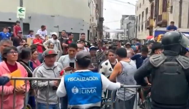 PNP controló la protesta de comerciantes de Mesa Redonda. Foto: captura de 'Canal N'