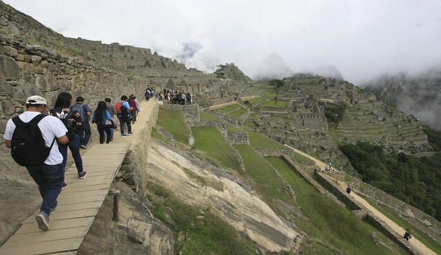 Se debate elevar aforo a más de 5000 visitantes diarios, pero en 2017 Unesco pidió reducir el aforo para no poner en riesgo el patrimonio que es Machupicchu. Foto: La República