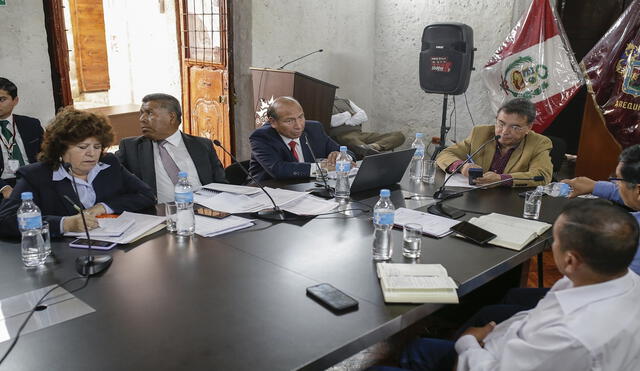 Jesús Hinojosa, gerente del GRA, expuso ante algunos miembros del Consejo Regional de Arequipa.  Foto: La República