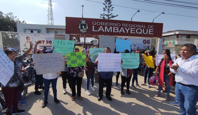 Padres protestaron en el GORE Lambayeque. Foto: Emmanuel Moreno / La República