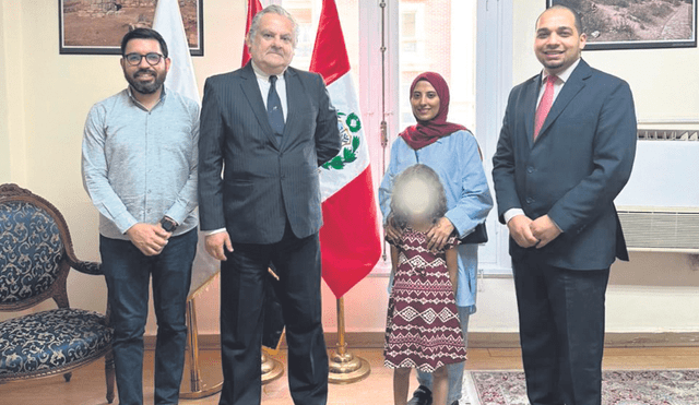 Lo lograron. Embajador José Betancourt (centro) con Nessma Alasttal y su pequeña Wattan. Foto: difusión