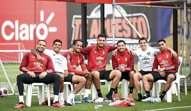 Unidos. Callens, Cartagena, Carrillo, Zambrano, Peña, Corzo y López en un pequeño descanso de los entrenamientos. Foto: difusión