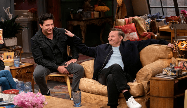 Matthew Perry recibió el emotivo adiós de Ross, David Schwimmer, excompañeros en Friends. Foto: Los Ángeles Time