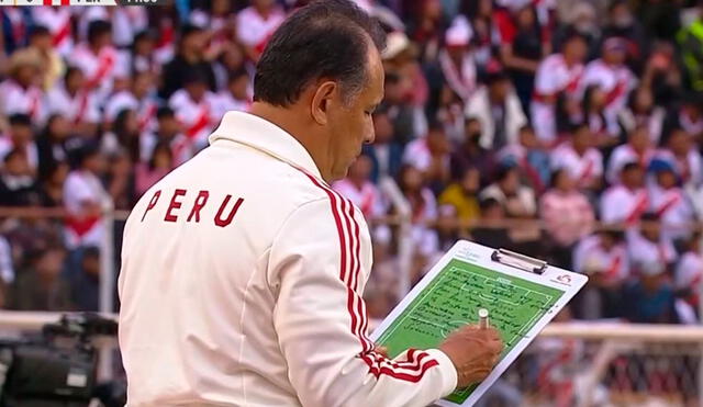 Juan Reynoso fue captado escribiendo en su pizarra durante el duelo entre Perú vs. Bolivia. Foto: captura/Latina TV