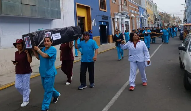 Enfermeras se movilizaron con ataúd donde se leía: "Ministro de Salud". Foto: Yolanda Goocochea| LR