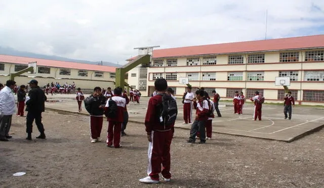 La comunidad estudiantil apoya el emprendimiento del escolar barbero. Foto: Andina