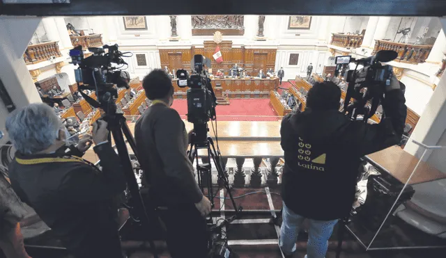 Derecho a saber. Los periodistas buscan información de interés público, mientras que congresistas intentan bloquear revelaciones sobre casos criminales de los políticos. Foto: difusión